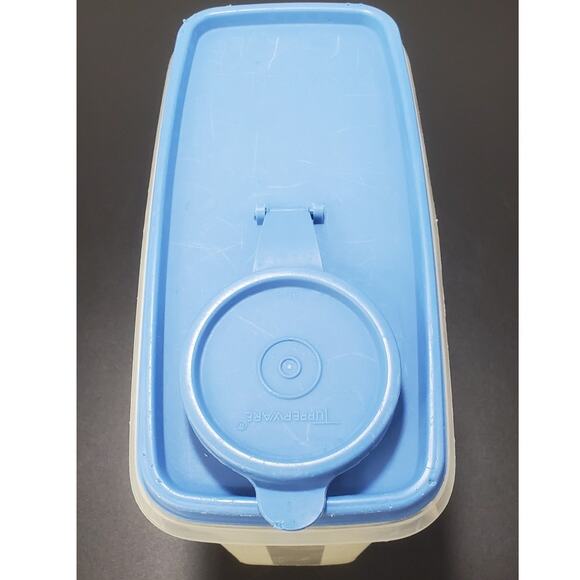 Vintage Tupperware cereal keeper w/blue lid, round flip-top spout - Picture 2 of 9